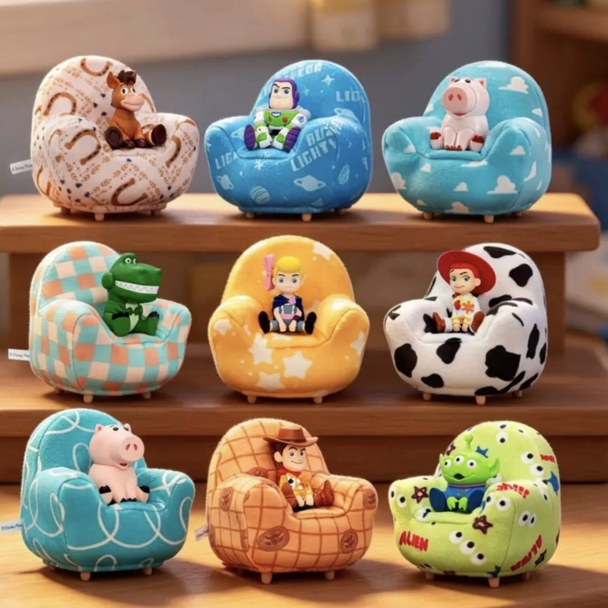 (Toy Story 5 Fur-Covered Sofa Lamp Blind Box Set) القطعه بسعر ١٠ دينار